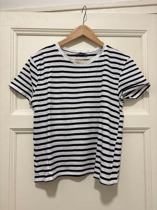 Camiseta de rayas blanca y azul