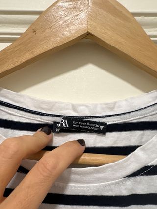 Camiseta de rayas blanca y azul