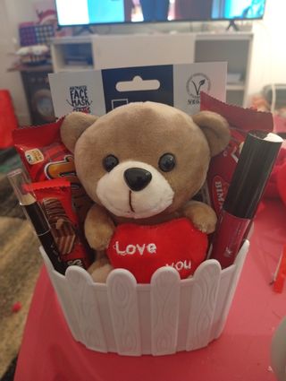 Cesta regalo oso peluche y cosméticos