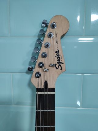 Guitarra Eléctrica Fender Squier stratocaster