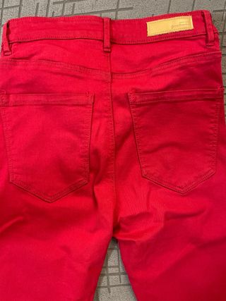 Pantalón tejano rojo chica talla 36