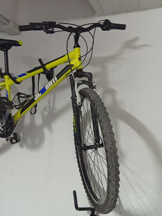 Bicicleta de montaña amarilla