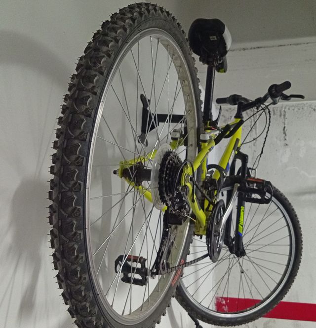 Bicicleta de montaña amarilla