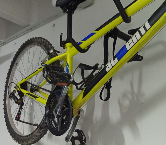 Bicicleta de montaña amarilla