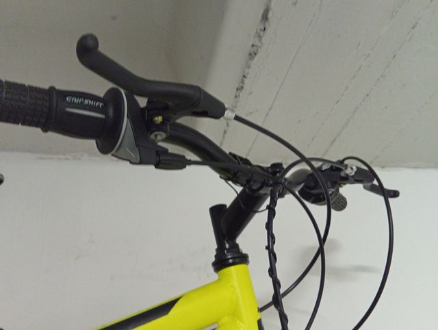 Bicicleta de montaña amarilla