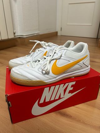 Zapatillas Nike Gato Blancas y Amarillas