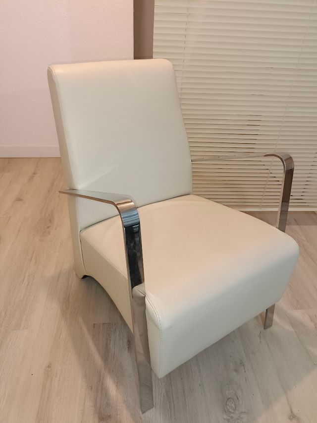 Butaca diseño polipiel beige y metal
Dispongo de 2