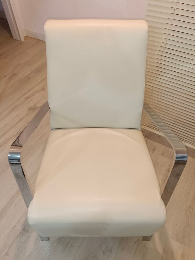 Butaca diseño polipiel beige y metal
Dispongo de 2