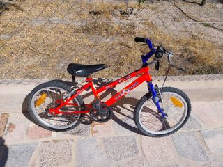 Bicicleta infantil roja y azul