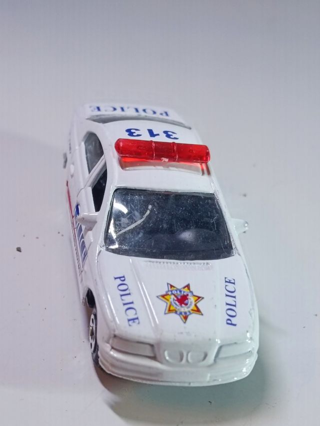 BMW 328i policía 1/64