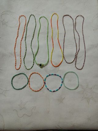 Collares y pulseras de cuentas