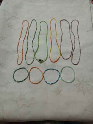 Collares y pulseras de cuentas