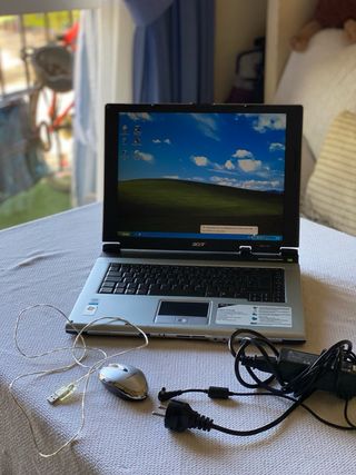 Portátil Acer Aspire 1410 + Mouse y Cargador