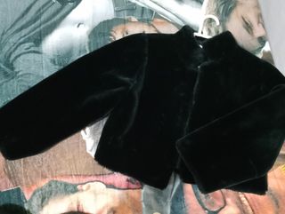 Chaqueta pelo negra corta