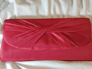 Vestido palabra de honor rojo con volantes de seda