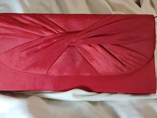 Vestido palabra de honor rojo con volantes de seda