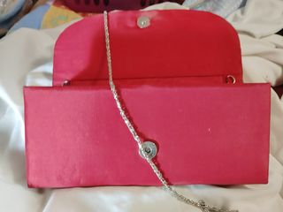 Vestido palabra de honor rojo con volantes de seda