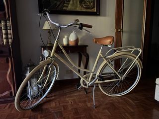 Bicicleta de paseo color crema
