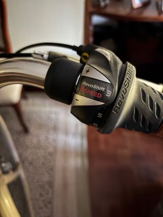 Bicicleta de paseo color crema