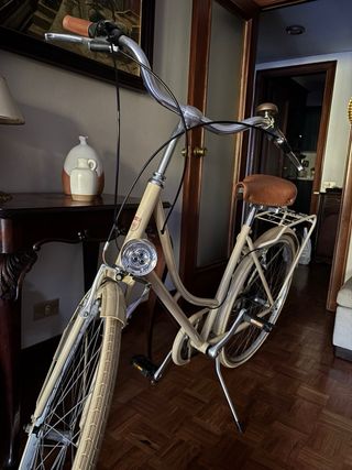 Bicicleta de paseo color crema