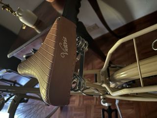 Bicicleta de paseo color crema