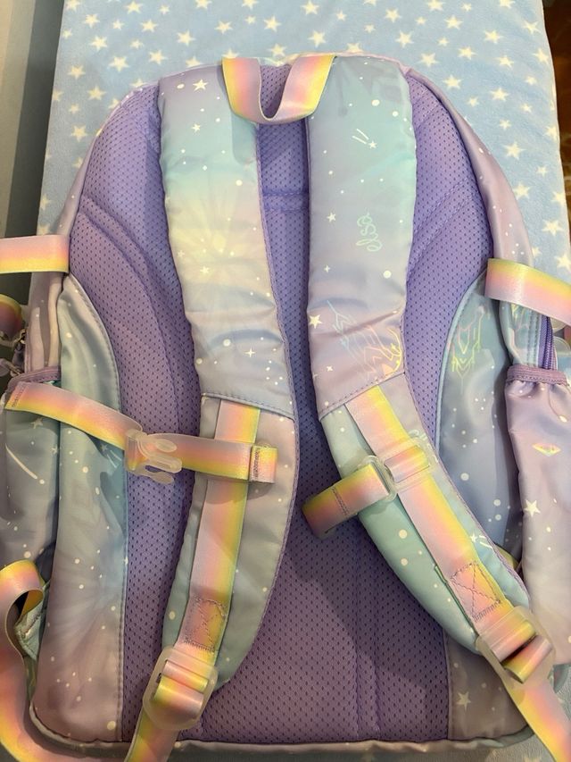 Mochila infantil multicolorida com estrelas