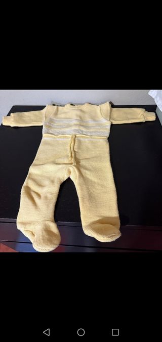 Roupa de bebé amarela com detalhes brancos