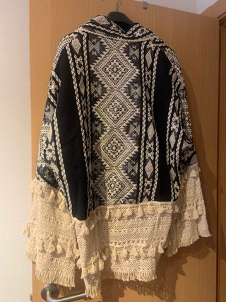 Chaqueta boho con flecos y puntillas