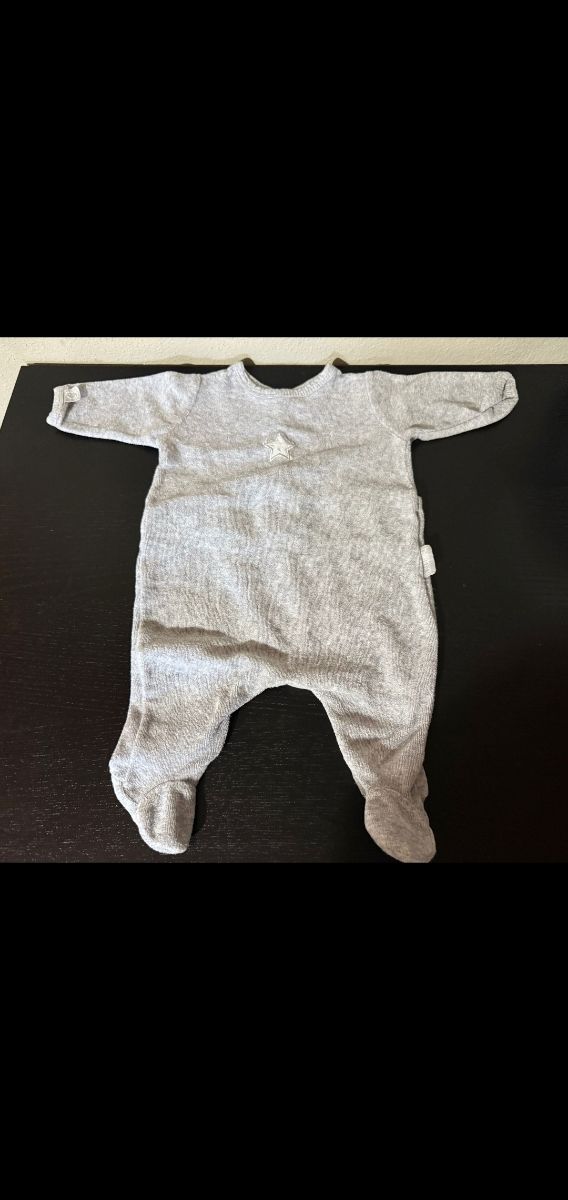 Roupa de bebé cinzenta com estrela
