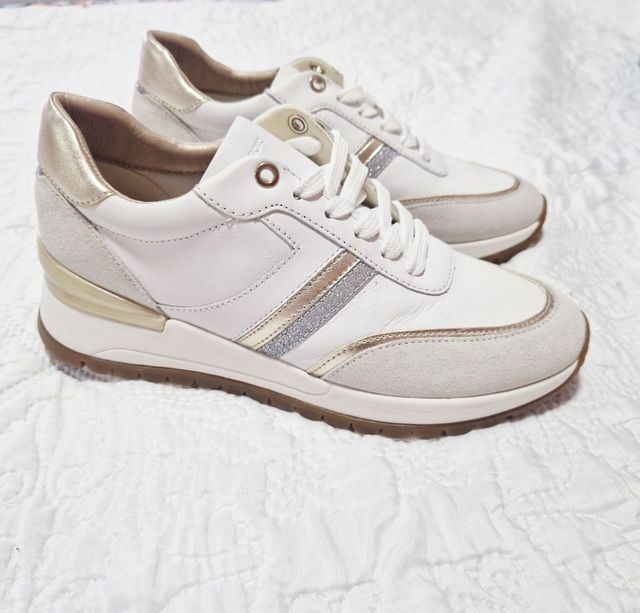 Zapatillas Geox blancas y doradas