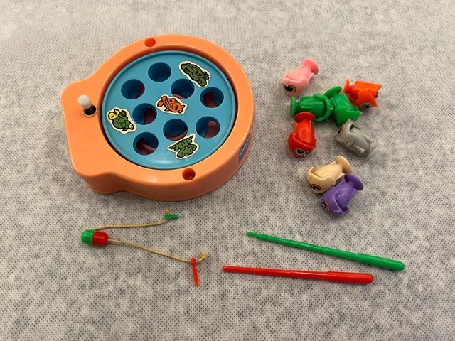 Gioco di pesca con pesciolini colorati