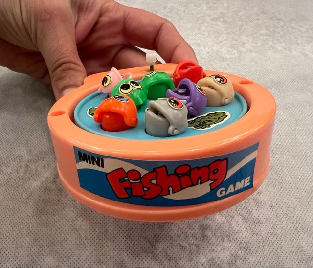 Gioco di pesca con pesciolini colorati