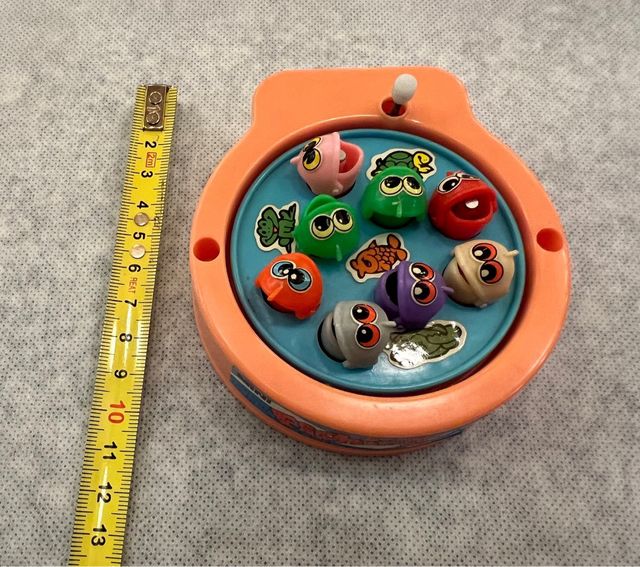 Gioco di pesca con pesciolini colorati