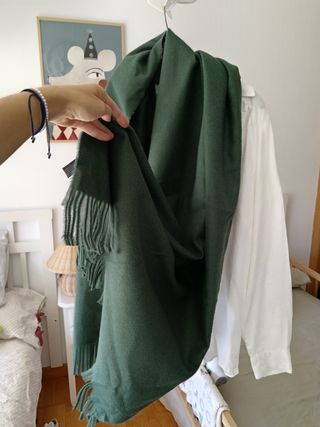 Bufanda verde con flecos