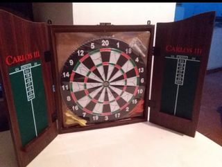 Diana de dardos con armario Carlos III