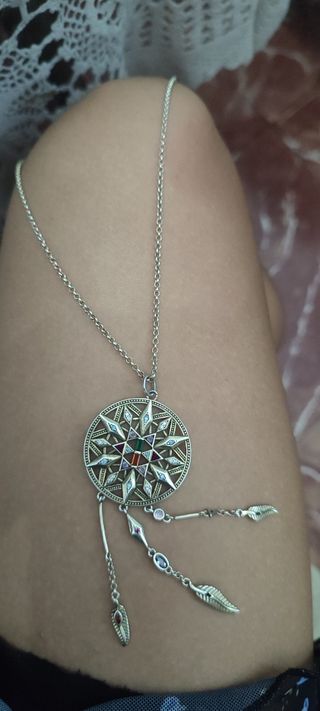 Collar con colgante de brújula y plumas