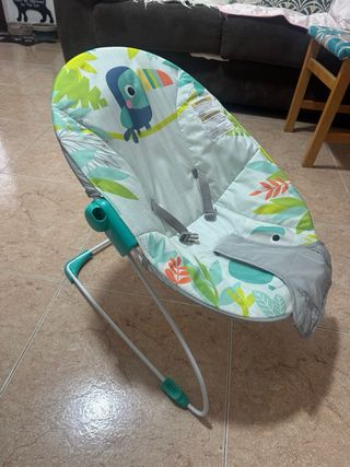 Mecedora de bebé con estampado de tucán