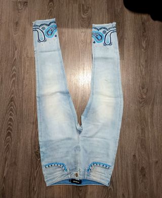Pantalones vaqueros Desigual bordados
