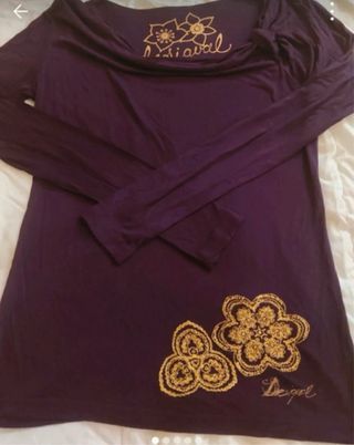 Camiseta Desigual violeta con flores doradas
