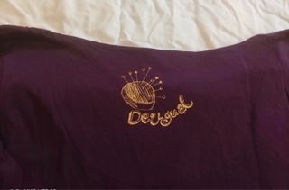 Camiseta Desigual violeta con flores doradas