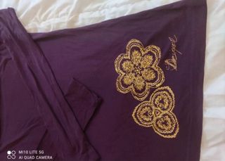 Camiseta Desigual violeta con flores doradas