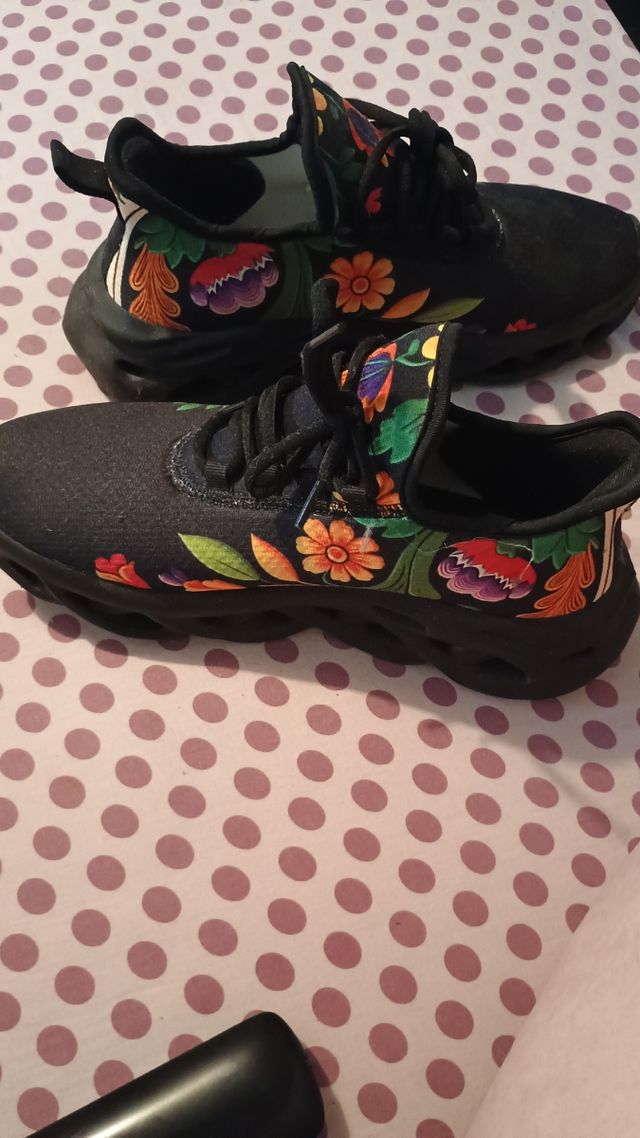 Scarpe da ginnastica nere con fiori multicolore 43