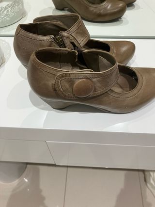 Zapatos de piel B D A marrones