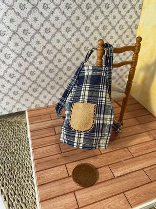 Grembiule per casa delle bambole a quadri