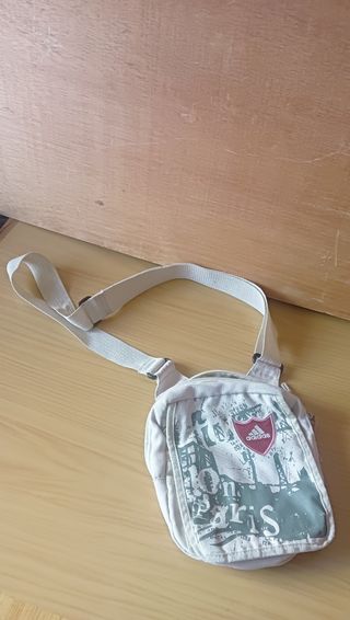 Bandolera de la marca Adidas con un diseño moderno