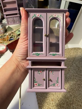 Credenza malva per casa delle bambole