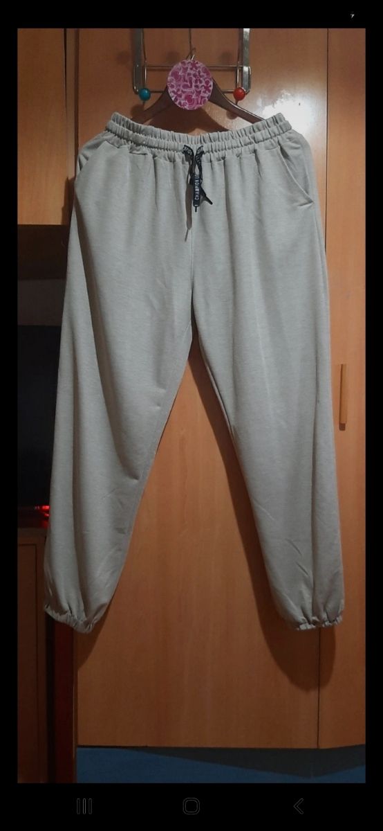 Pantalón suelto beige con bolsillos