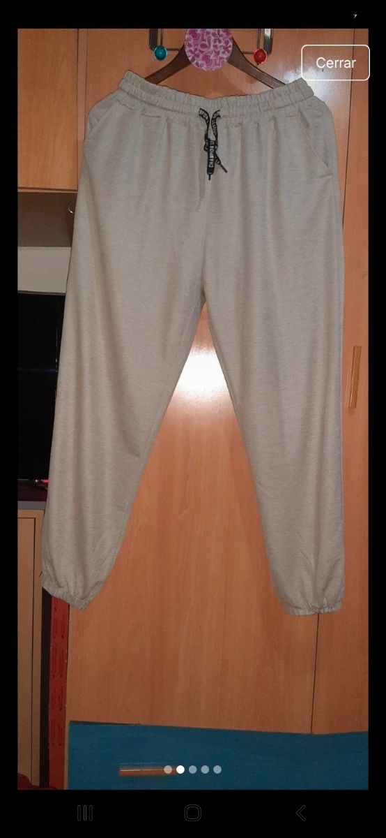 Pantalón suelto beige con bolsillos