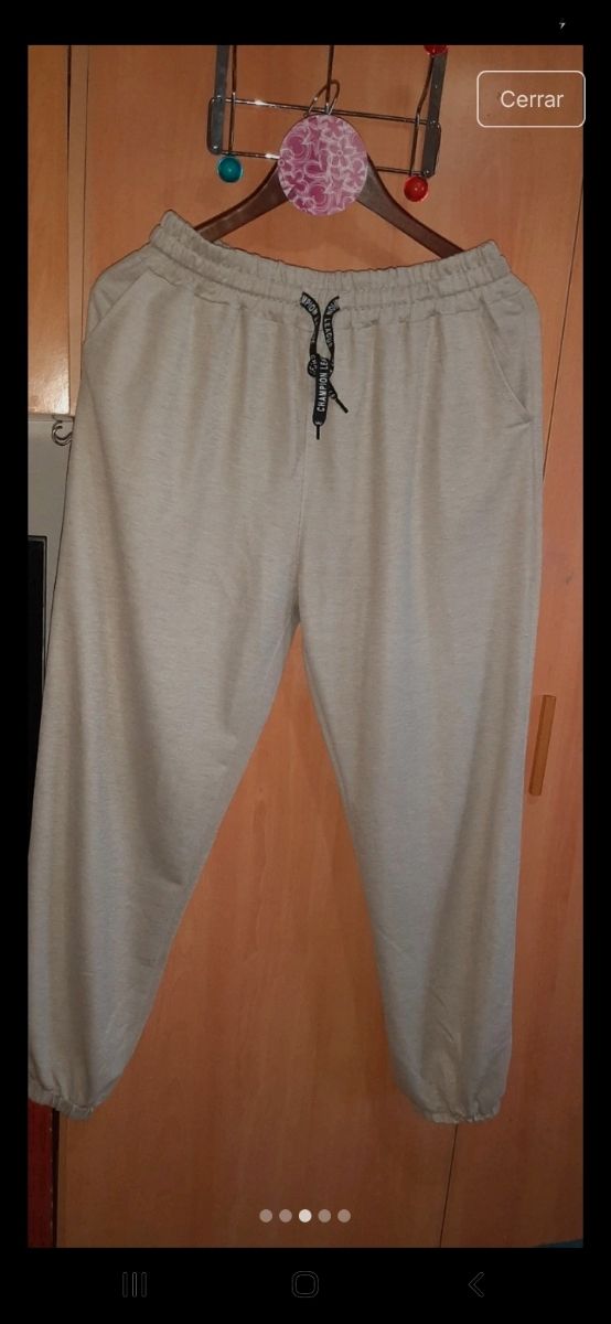 Pantalón suelto beige con bolsillos