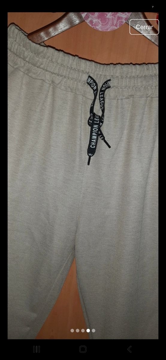 Pantalón suelto beige con bolsillos